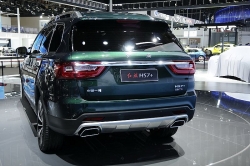 So với Hongqi HS7+, lưới tản nhiệt của BMW chưa là gì