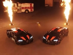 2 chiếc Bugatti Chiron Super Sport 300+ đầu tiên cập bến Mỹ dưới màn trình diễn pháo hoa đặc biệt