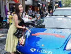 Siêu xe thể thao Porsche chở đầy hoa chúc mừng sinh nhật Hoa hậu Đỗ Mỹ Linh
