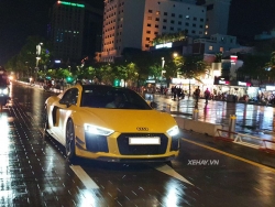 Chạm mặt Audi R8 V10 Plus với “bộ áo” vàng rực rỡ trên đường phố Sài Thành