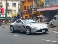 Ông Đặng Lê Nguyên Vũ lái Aston Martin Vantage 007 Edition số sàn