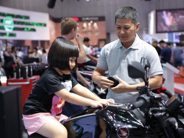 Vietnam Motor Show 2024 thu hút nhiều gia đình