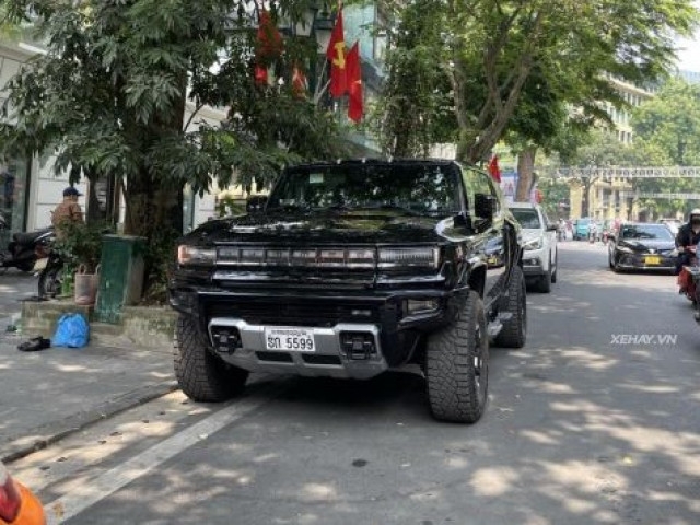 Cận cảnh "khủng long" GMC Hummer EV trên đường phố Hà Nội