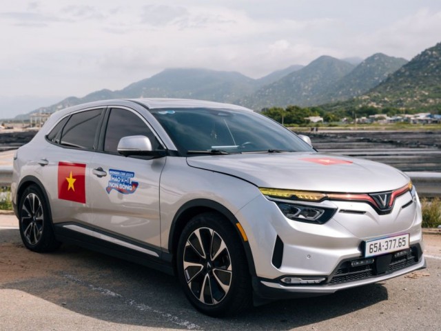 Khách hàng tiên phong: “VF 8 đã đáng mua, nay lại càng đáng mua"