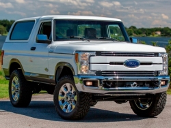 Bản độ độc nhất kết hợp giữa Ford Bronco 1978 và F-250 Super Duty trông vừa hiện đại lại cổ điển