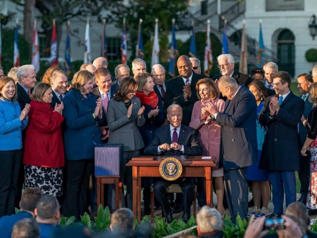 Tổng thống Joe Biden ký đạo luật mới, tăng cường phát triển xe điện và cơ sở hạ tầng cầu đường