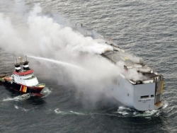 Tàu chở 3.000 ô tô bất ngờ bốc cháy ven biển Hà Lan
