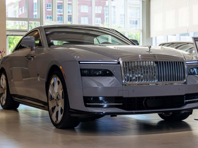 Để có được Rolls-Royce Spectre đầu tiên, người này phải mua tới hai chiếc