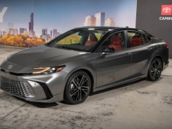 Toyota Camry 2025 ra mắt, chỉ có động cơ hybrid