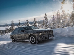 BMW tuyên bố "i7 là mẫu sedan hạng sang chạy điện đầu tiên trên thế giới"
