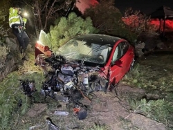 Tesla Model S mất lái văng xa 9 mét, vỡ nát đầu mà 7 người trên xe đều an toàn
