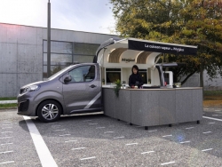 Mẫu xe bán hàng lưu động Peugeot trông như một căn bếp ngoài trời đầy hiện đại
