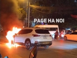 Hà Nội: Hyundai Santa Fe cháy không rõ nguyên nhân trên đường Mỹ Đình