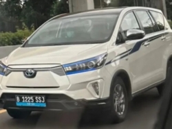 Toyota Innova EV lộ diện trên đường chạy thử, đe doạ "ngôi vương" của Xpander