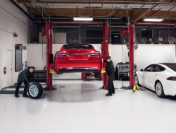 Khách hàng tố cáo Tesla độc quyền sửa chữa, bảo dưỡng xe