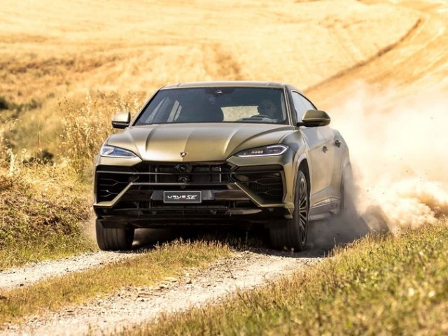 Lamborghini Urus và Revuelto "cháy hàng", khách mua xe phải chờ đến năm 2026