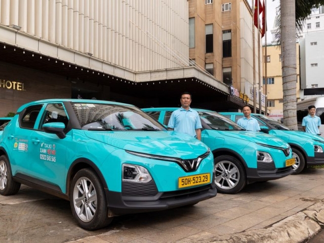 Taxi Việt Đức chuyển đổi dùng sang xe điện