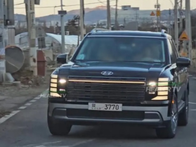 Cận cảnh Hyundai Palisade 2025 lăn bánh trên đường phố