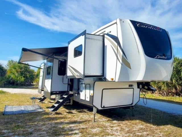 Khám phá motorhome Cardinal Fifth Wheel: Tiện nghi như khách sạn