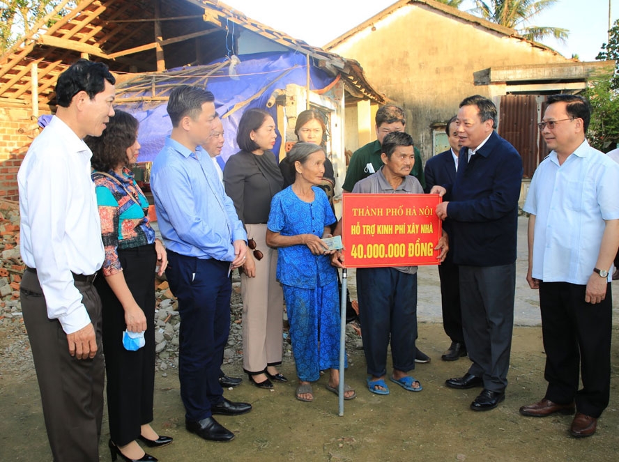 Đoàn công tác của TP Hà Nội thăm, trao kinh phí hỗ trợ xây Nhà Đại đoàn kết cho người dân miền Trung bị ảnh hưởng bởi bão lũ