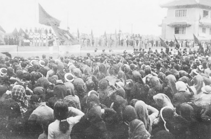 Ngày 12/1/1946, hàng vạn nhân dân Thủ đô họp mít tinh tại khu học xá Trung ương (nay là Đại học Bách khoa Hà Nội) chào mừng Chủ tịch Hồ Chí Minh và các vị đại biểu vừa trúng cử vào Quốc hội khóa I. Ảnh tư liệu