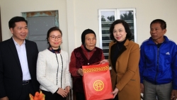 Đồng chí Ngô Thị Thanh Hằng thăm, tặng quà gia đình chính sách tại thị xã Sơn Tây