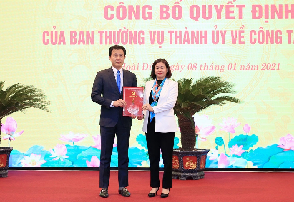 Phó Bí thư Thường trực Thành ủy Nguyễn Thị Tuyến trao quyết định của Ban Thường vụ Thành ủy cho đồng chí Nguyễn Xuân Đại 