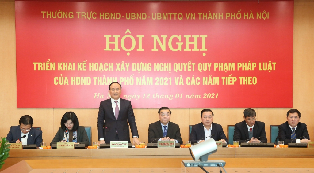 Chủ tịch HDDND TP Hà Nội Nguyễn Ngọc Tuấn phát biểu tại hội nghị