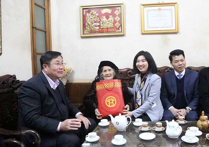 hó Chủ tịch HĐND TP Phùng Thị Hồng Hà thăm Mẹ VNAH Nguyễn Thị Toán