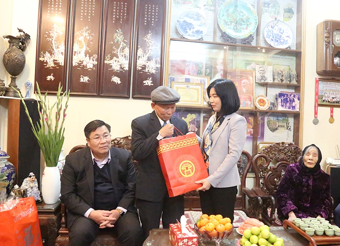 Phó Chủ tịch HĐND TP Phùng Thị Hồng Hà thăm ông Nguyễn Văn Thuỳ