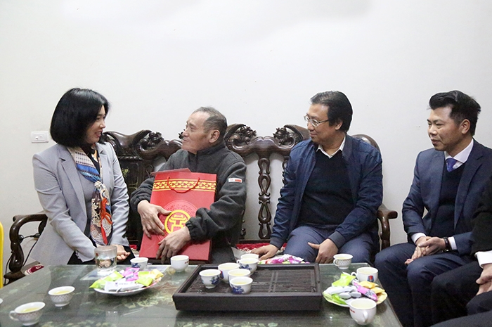 Phó Chủ tịch HĐND TP Phùng Thị Hồng Hà thăm thương binh Vũ Văn Thông