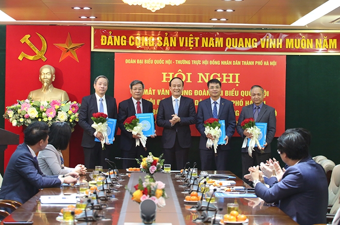 Phó Bí thư Thành ủy, Chủ tịch HĐND TP Nguyễn Ngọc Tuấn trao quyết định bổ nhiệm lãnh đạo Văn phòng Đoàn ĐBQH và HĐND TP