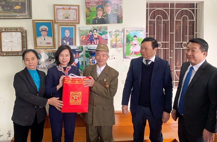 Đồng chí Bùi Huyền Mai thăm, tặng quà ông Trần Trí Quyết