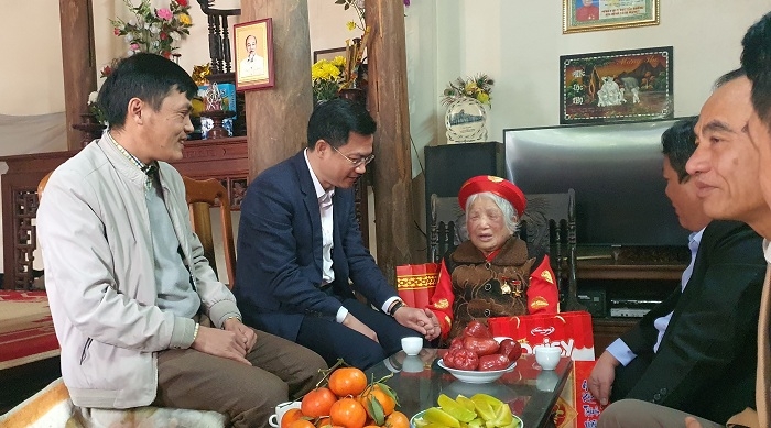 Phó Chủ tịch UBND TP Hà Minh Hải thăm Mẹ Việt Nam Anh hùng Nguyễn Thị Quy