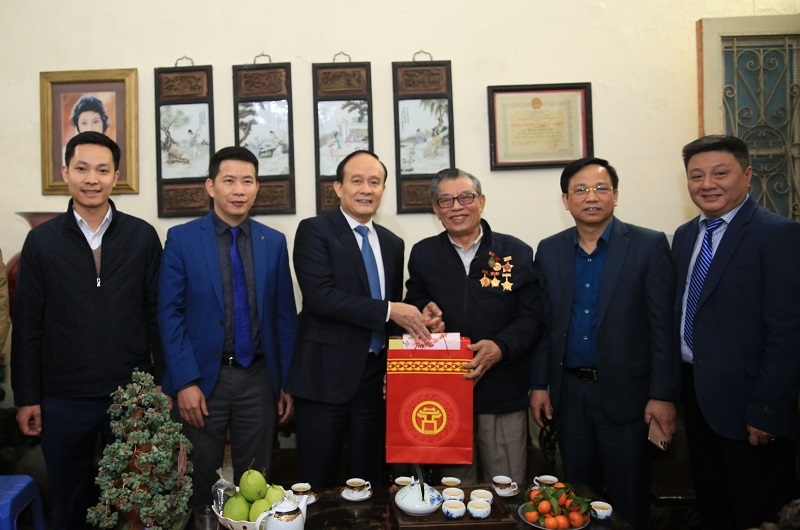 Phó Bí thư Thành uỷ, Chủ tịch HĐND TP Hà Nội Nguyễn Ngọc Tuấn thăm, tặng quà nhân dịp Tết nguyên đán Tân Sửu 2021 cho đồng chí Hoàng Quân Tạo