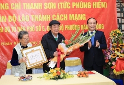 Chủ tịch HĐND TP Hà Nội trao Huy hiệu 75 năm tuổi Đảng, chúc Tết gia đình chính sách quận Hoàn Kiếm