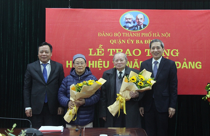 Phó Bí thư Thành ủy Nguyễn Văn Phong trao tặng Huy hiệu 70 năm tuổi Đảng cho hai đảng viên thuộc quận Ba Đình