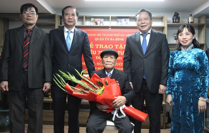 Phó Bí thư Thành ủy Hà Nội Nguyễn Văn Phong chúc mừng đảng viên lão thành Nguyễn Cường Kháng