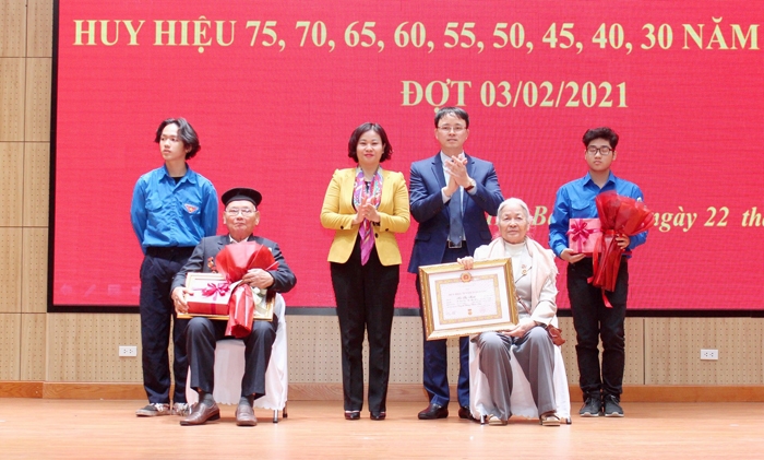 Phó Bí thư Thường trực Thành ủy Nguyễn Thị Tuyến trao Huy hiệu Đảng cho các đảng viên lão thành quận Hai Bà Trưng