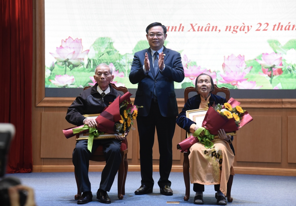 Bí thư Thành ủy Vương Đình Huệ trao Huy hiệu 75 năm và 70 năm tuổi Đảng cho các đảng viên thuộc Đảng bộ quận Thanh Xuân