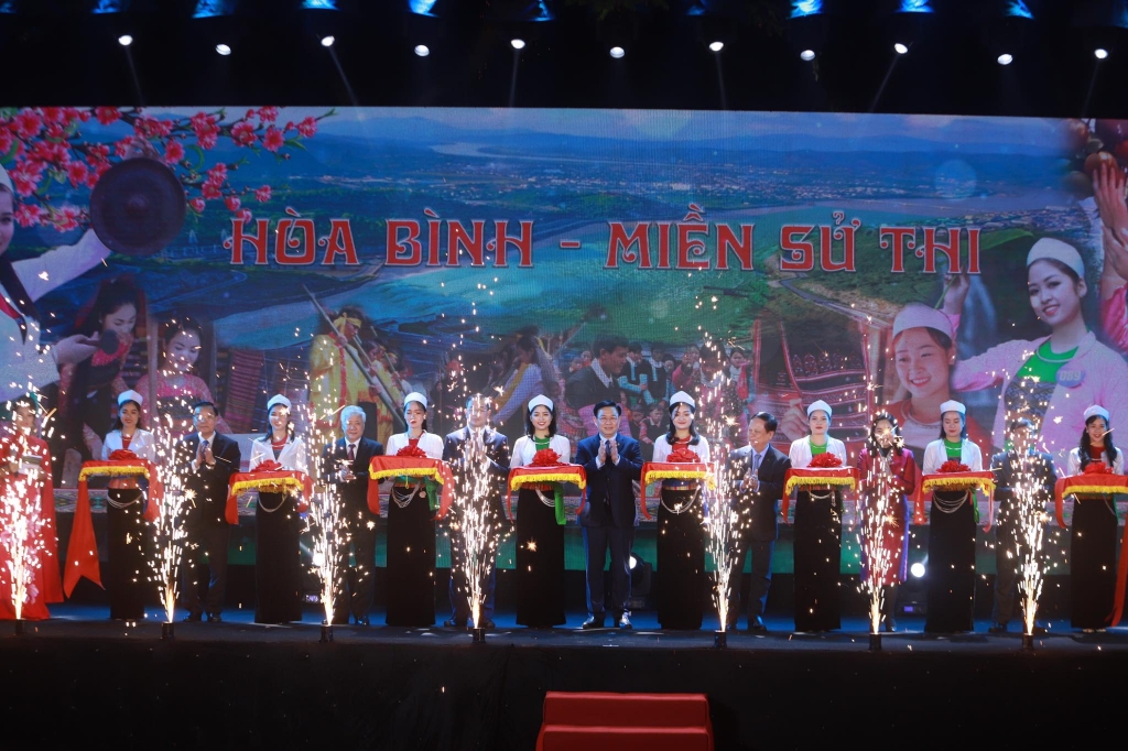 Các đại biểu cắt băng khai mạc Ngày hội văn hoá, du lịch “Hòa Bình – Miền sử thi” tại Hà Nội năm 2021 