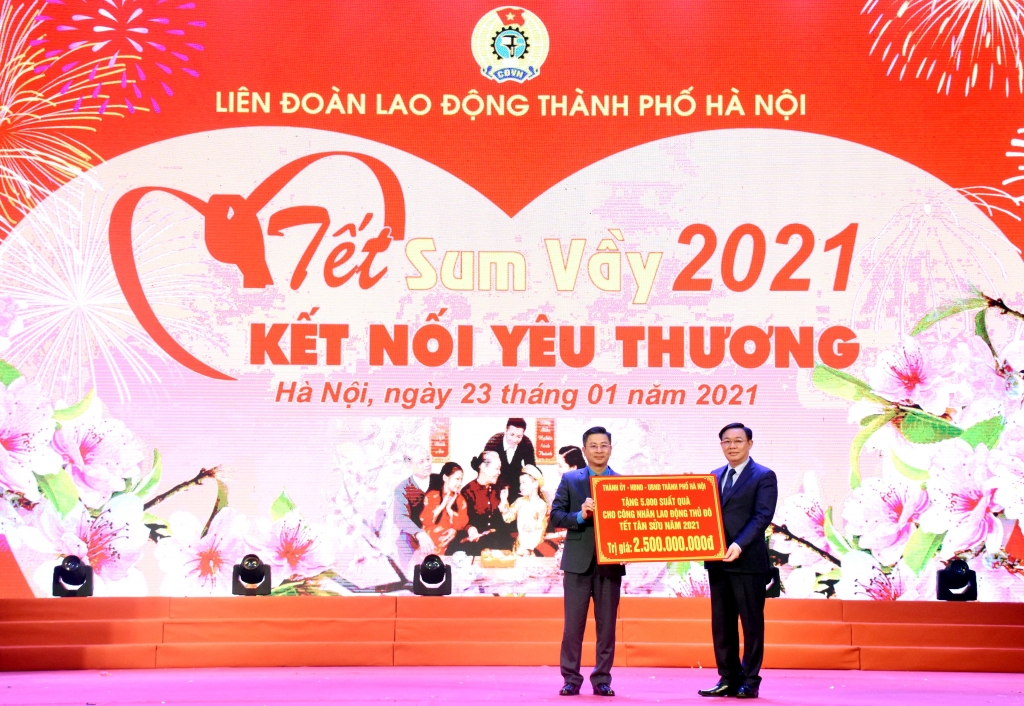 Bí thư Thành ủy Vương Đình Huệ trao 500 suất quà Tết của TP Hà Nội cho công nhân lao động Thủ đô.