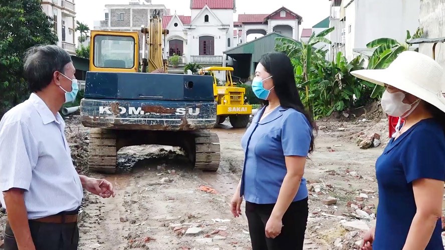 Cán bộ UBND phường Cự Khối (quận Long Biên) kiểm tra công tác giải phóng mặt bằng trên địa bàn