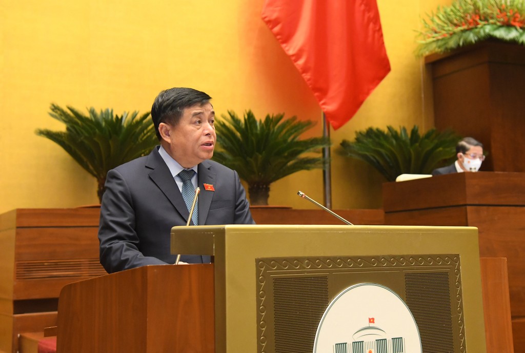 Bộ trưởng Bộ Kế hoạch và Đầu tư Nguyễn Chí Dũng trình bày Tờ trình tại kỳ họp