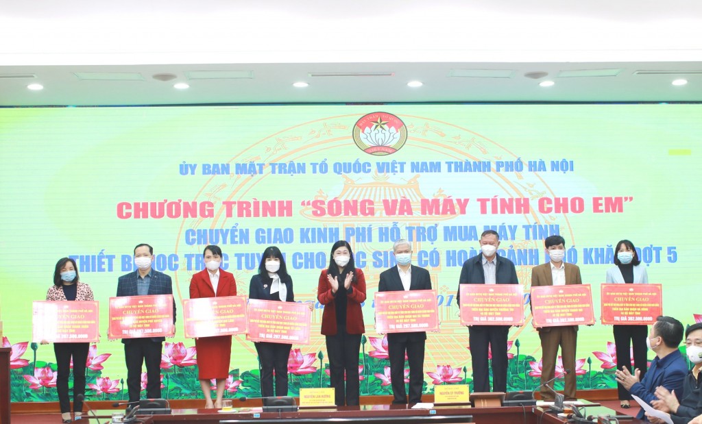 Chủ tịch Ủy ban MTTQ Việt Nam TP Hà Nội Nguyễn Lan Hương chuyển giao kinh phí cho MTTQ các quận, huyện
