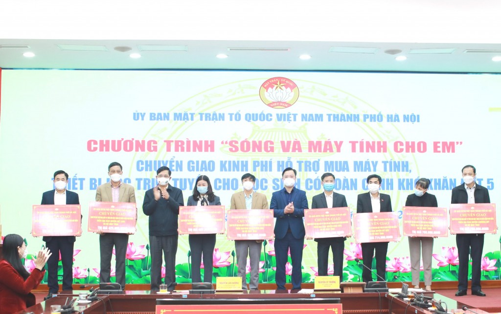 MTTQ Việt Nam TP Hà Nội chuyển giao kinh phí cho các quận, huyện