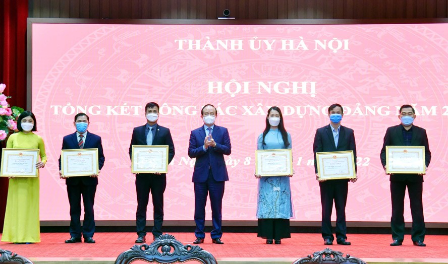 Chủ tịch HĐND thành phố Hà Nội Nguyễn Ngọc Tuấn trao Bằng khen của UBND thành phố Hà Nội cho các cá nhân và tập thể có thành tích xuất sắc