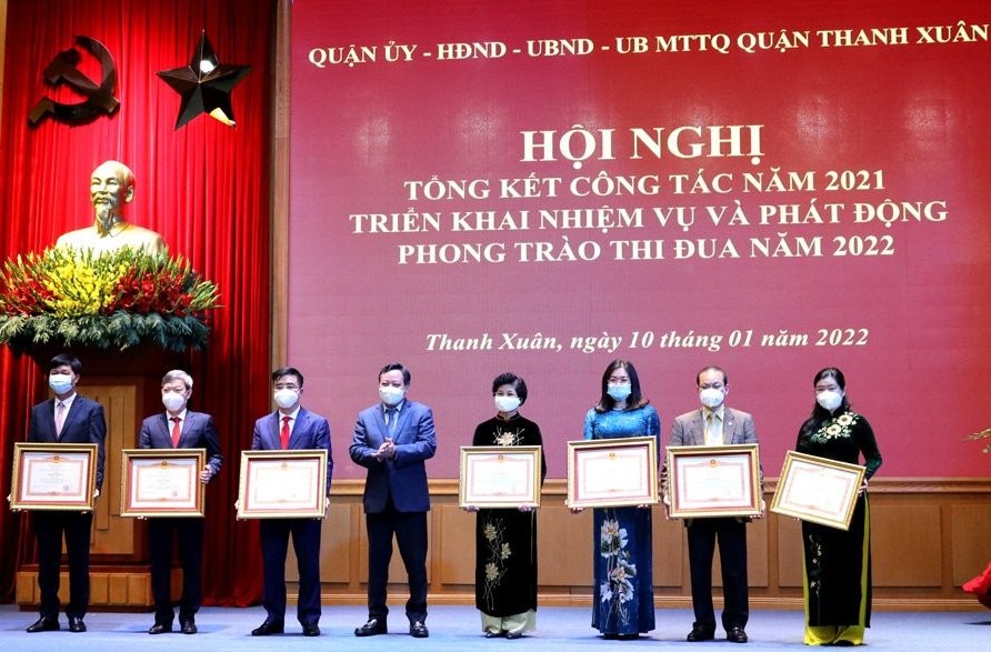 Phó Bí thư Thành ủy Nguyễn Văn Phong thừa ủy quyền của Thủ tướng Chính phủ trao Bằng khen của Thủ tướng Chính phủ cho các tập thể, cá nhân quận Thanh Xuân