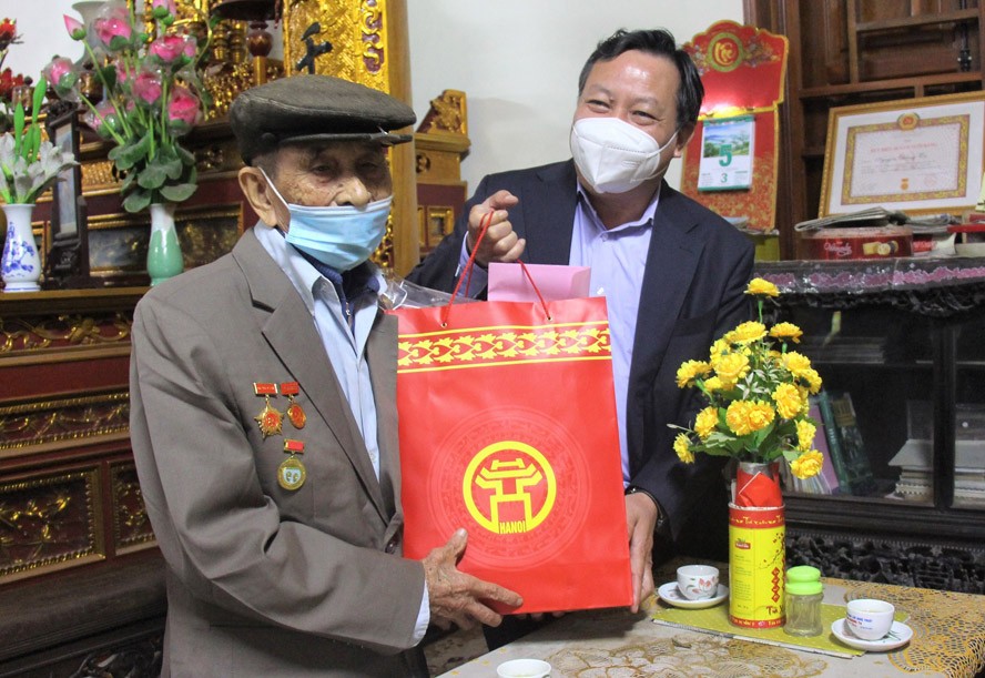 Phó Bí thư Thành ủy Nguyễn Văn Phong tặng quà Tết đồng chí Nguyễn Đăng Tu
