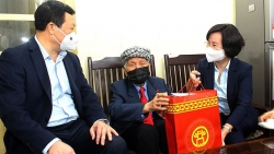 Trưởng ban Tuyên giáo Thành ủy Bùi Huyền Mai thăm, tặng quà các gia đình chính sách quận Đống Đa